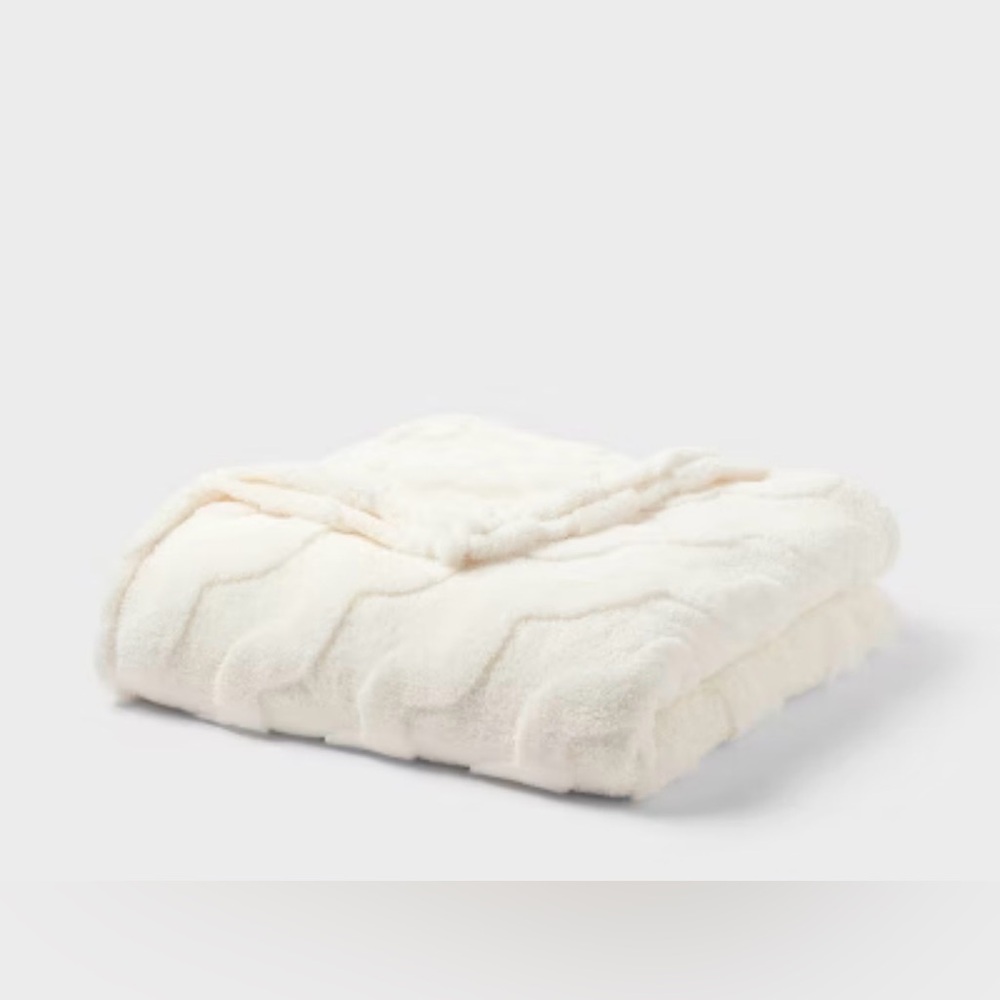 ROOM ESSENTIALS NWT jacquard plush bed blanket -cream -full/queen